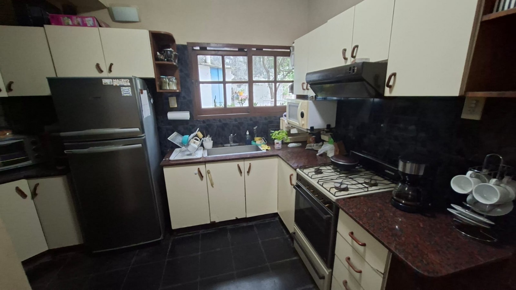 CASA EN VENTA 6 HABITACIONES - 25 DE MAYO 1700