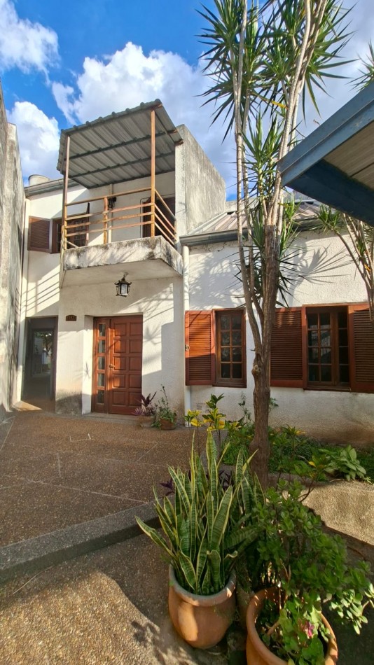 CASA EN VENTA 6 HABITACIONES - 25 DE MAYO 1700