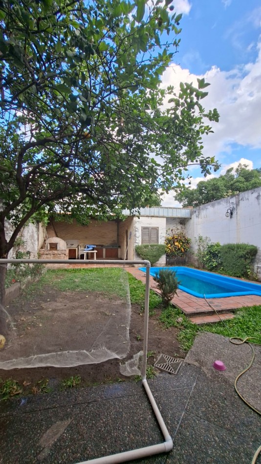 CASA EN VENTA 6 HABITACIONES - 25 DE MAYO 1700