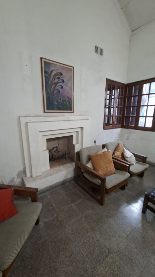 CASA EN VENTA 6 HABITACIONES - 25 DE MAYO 1700