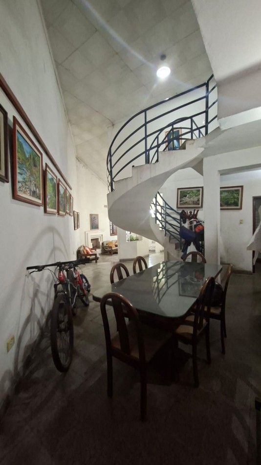 CASA EN VENTA 6 HABITACIONES - 25 DE MAYO 1700