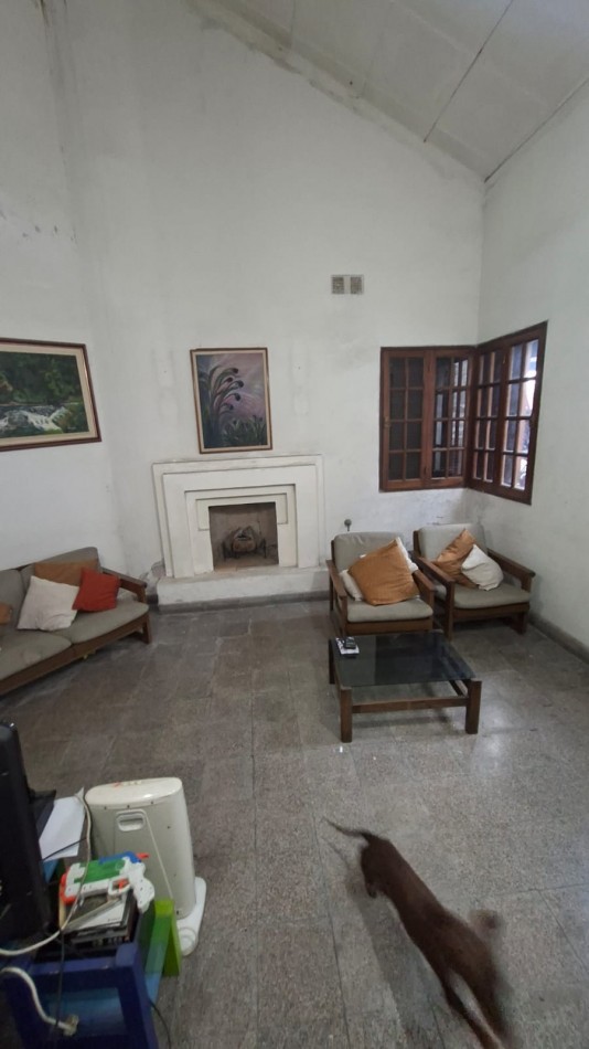 CASA EN VENTA 6 HABITACIONES - 25 DE MAYO 1700