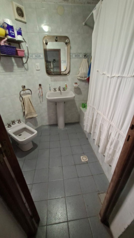 CASA EN VENTA 6 HABITACIONES - 25 DE MAYO 1700