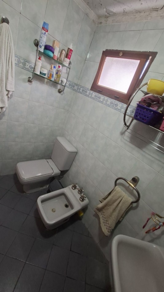 CASA EN VENTA 6 HABITACIONES - 25 DE MAYO 1700