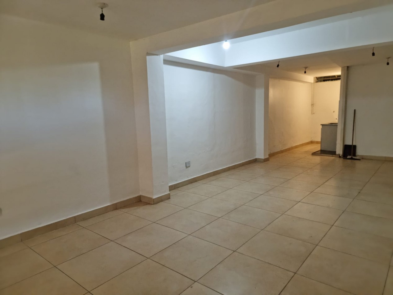 LOCAL COMERCIAL EN ALQUILER / CON COCHERA