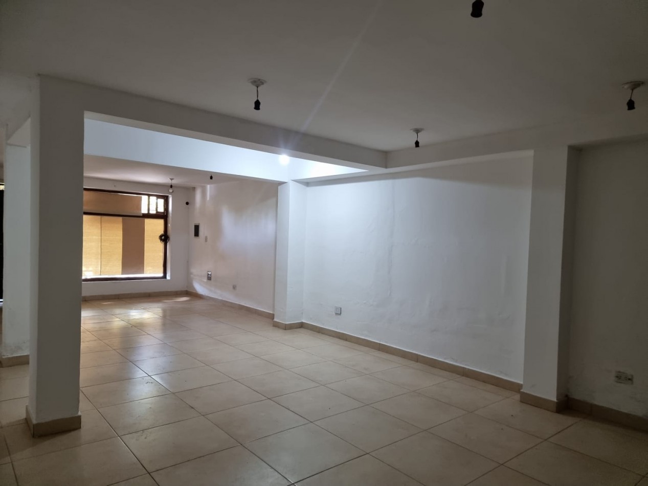 LOCAL COMERCIAL EN ALQUILER / CON COCHERA