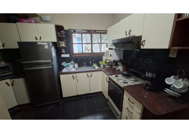 CASA EN VENTA 6 HABITACIONES - 25 DE MAYO 1700